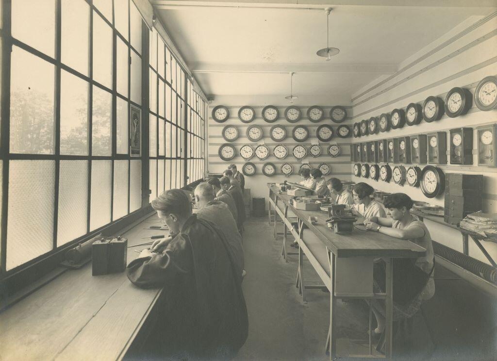 Vue des ateliers de l'entreprise d'horlogerie Hatot situés 13 rue de la Rotonde à Besançon (titre factice)