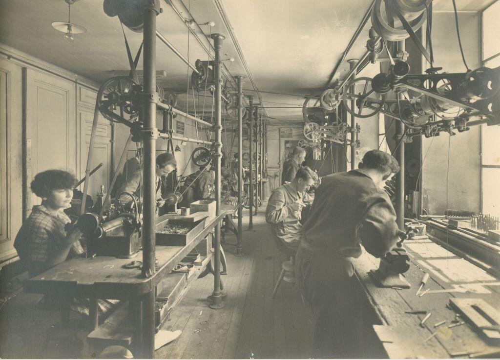 Vue des ateliers de l'entreprise d'horlogerie Hatot situés 13 rue de la Rotonde à Besançon (titre factice)