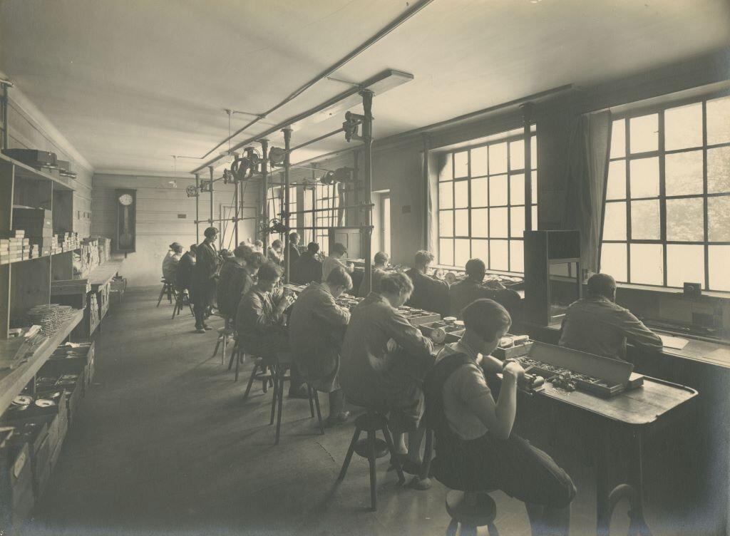 Vue des ateliers de l'entreprise d'horlogerie Hatot situés 13 rue de la Rotonde à Besançon (titre factice)