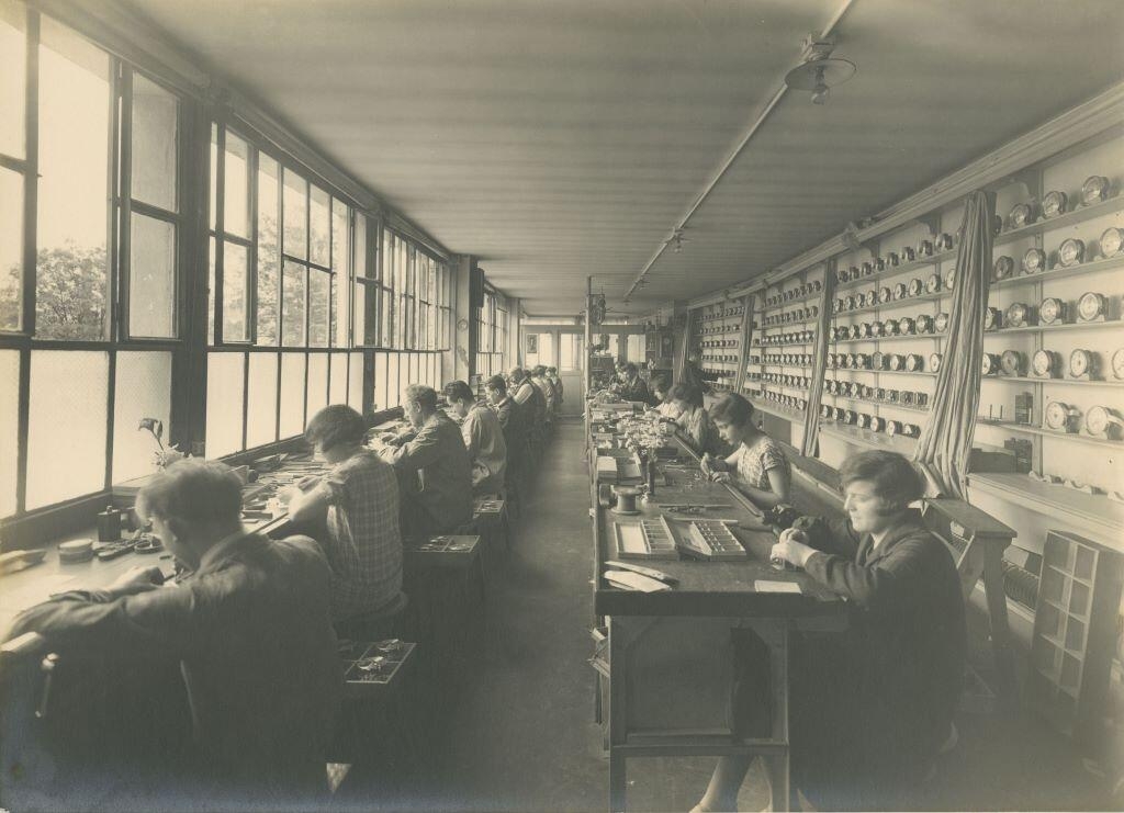 Vue des ateliers de l'entreprise d'horlogerie Hatot situés 13 rue de la Rotonde à Besançon (titre factice)