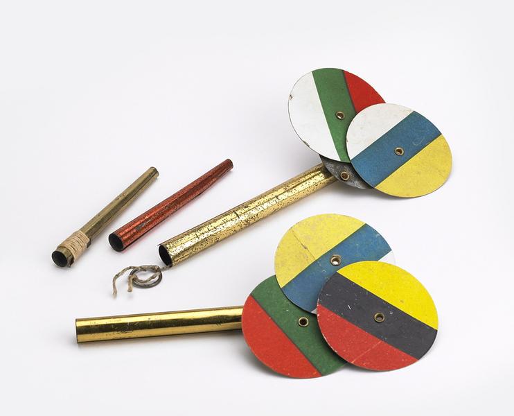 Jeu composé de tubes et de disques de papier