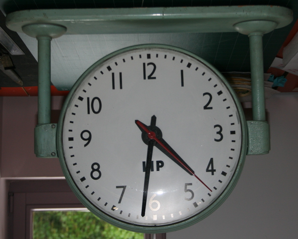 horloge suspendue de l'usine de Palente