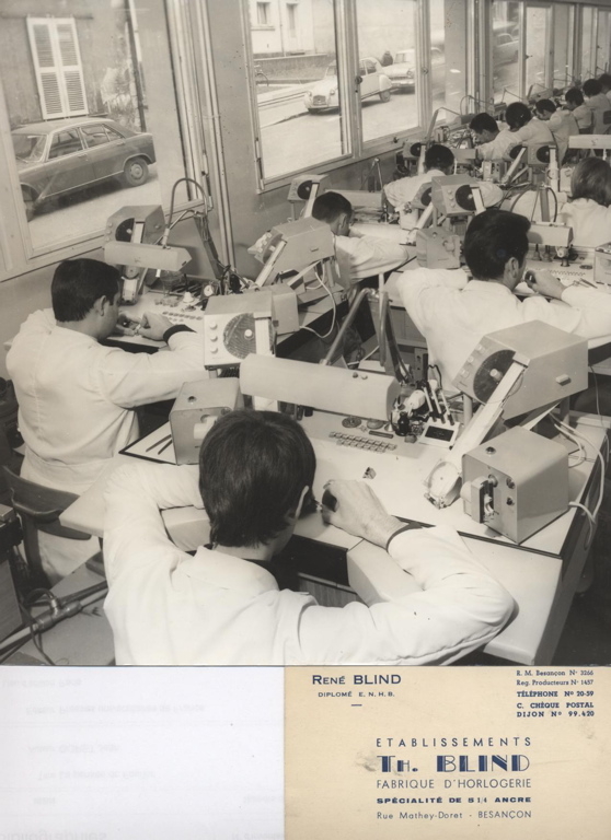 Ouvriers travaillant dans les ateliers de la fabrique d'horlogerie Blind et Cie (titre factice)