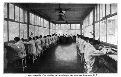 Vue partielle d'un atelier de terminage des montres bracelets LIP