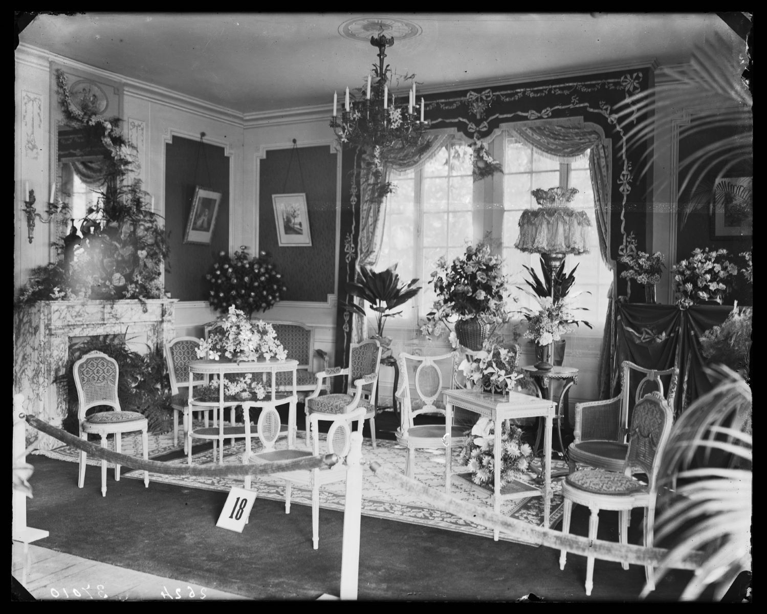 Un salon Louis XVI en exposition