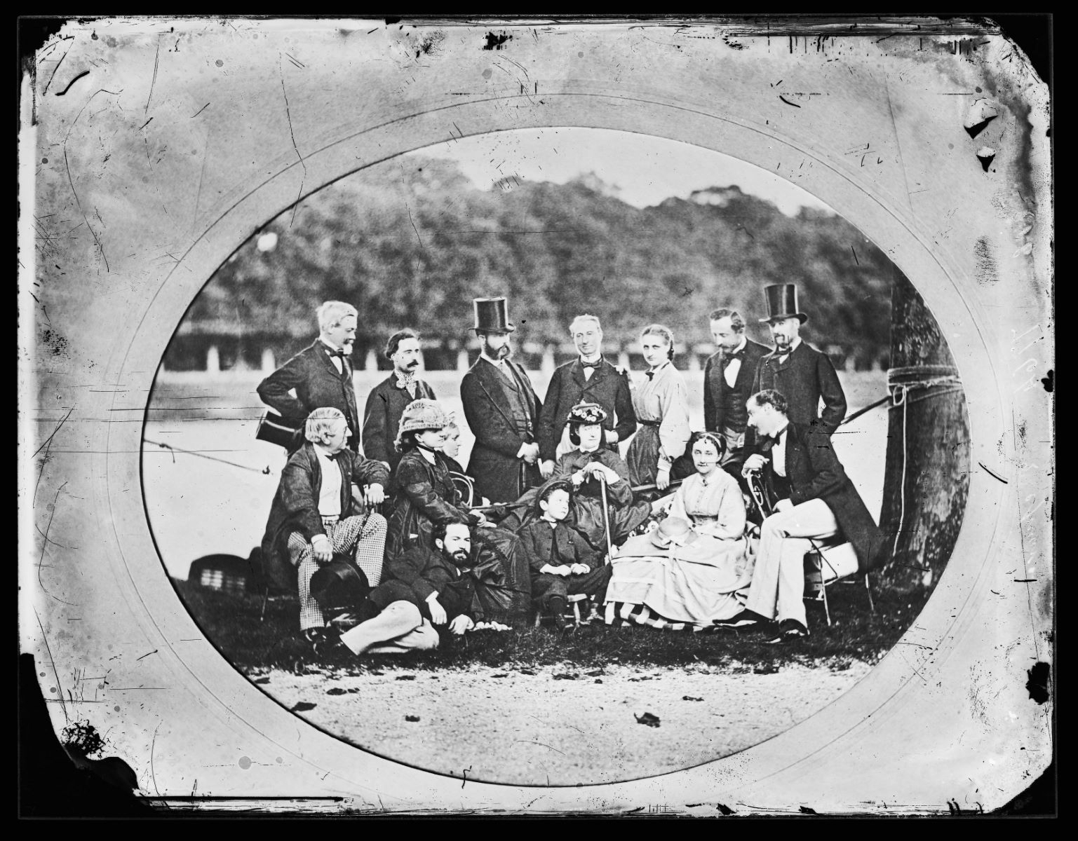 Reproduction d'une photographie de groupe prise en extérieur