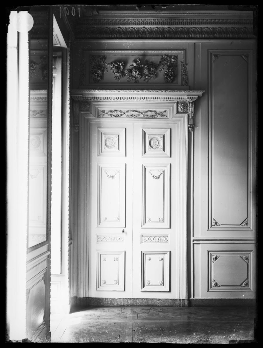 Vue intérieure d'un appartement, porte et encadrement
