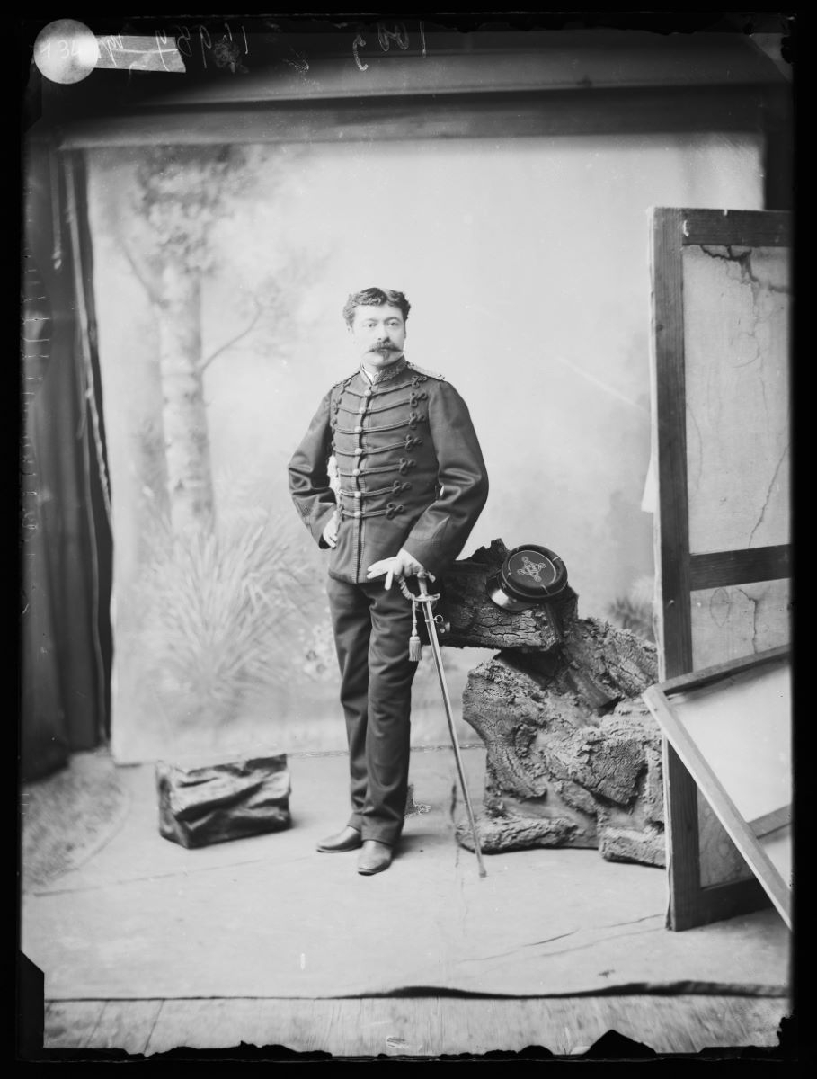 Portrait d'un militaire déguisé