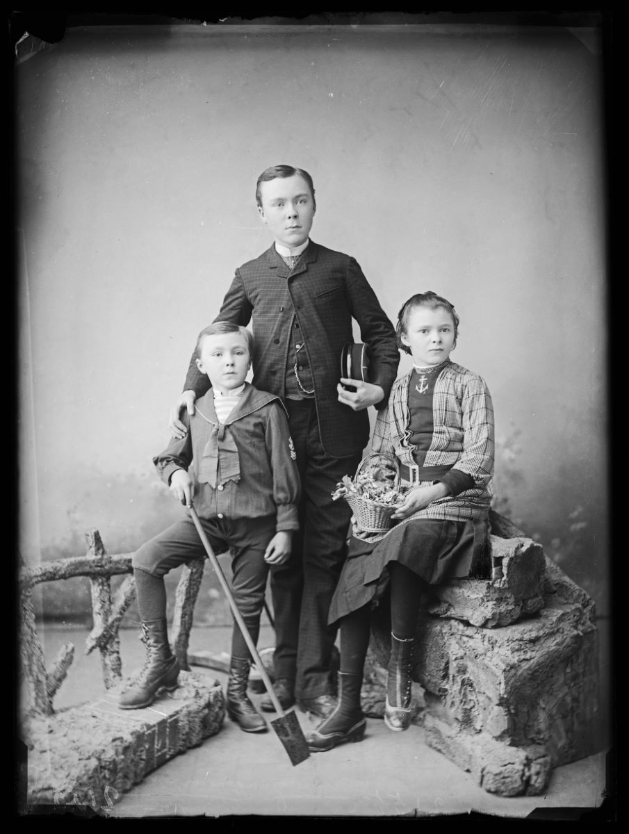 Portrait de groupe de deux frères et une soeur