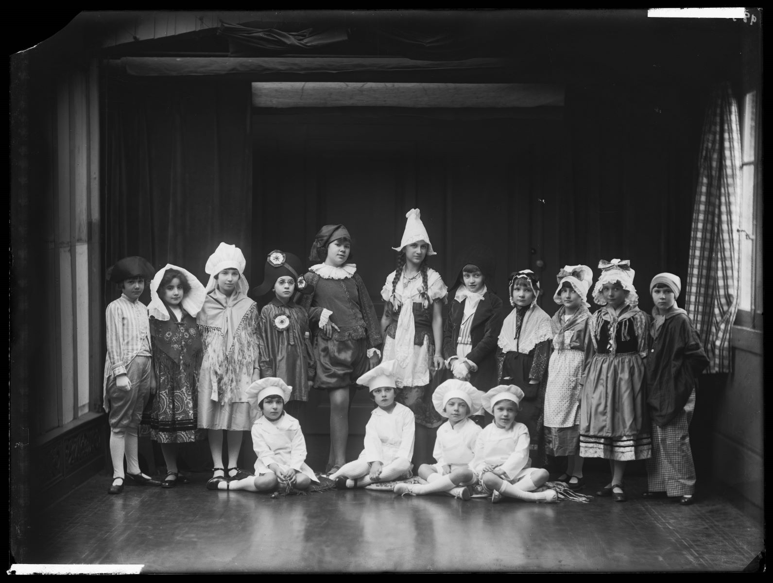 Groupe de petites filles déguisées