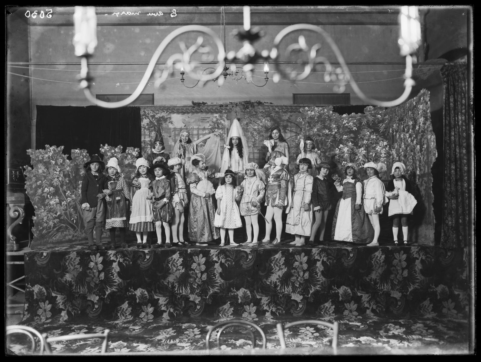 Petites filles déguisées sur une scène de théâtre