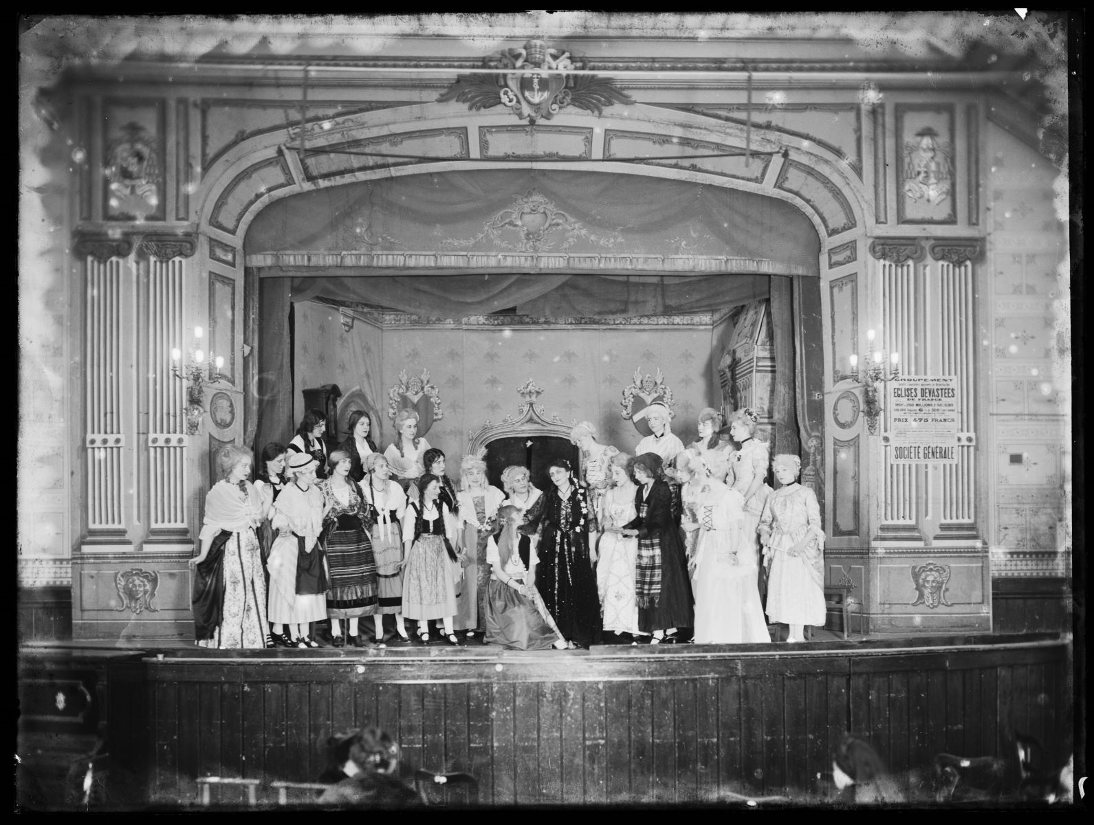 Femmes déguisées sur la scène d'un théâtre