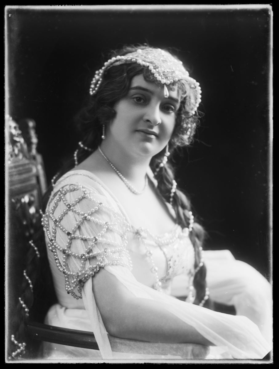 Portrait en buste d'une jeune femme en costume