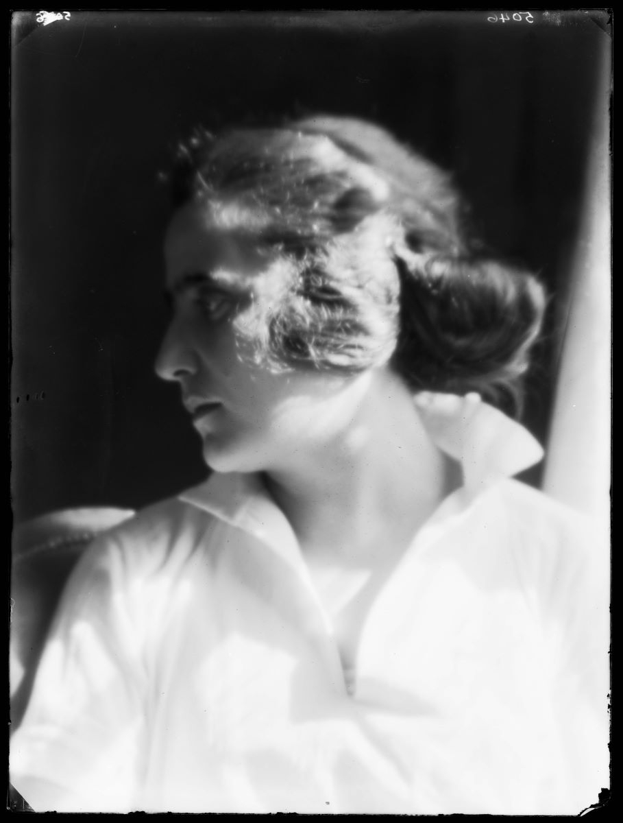 Femme en buste de profil