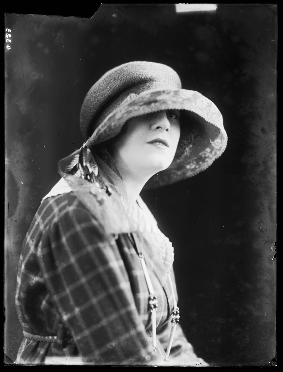 Femme au chapeau