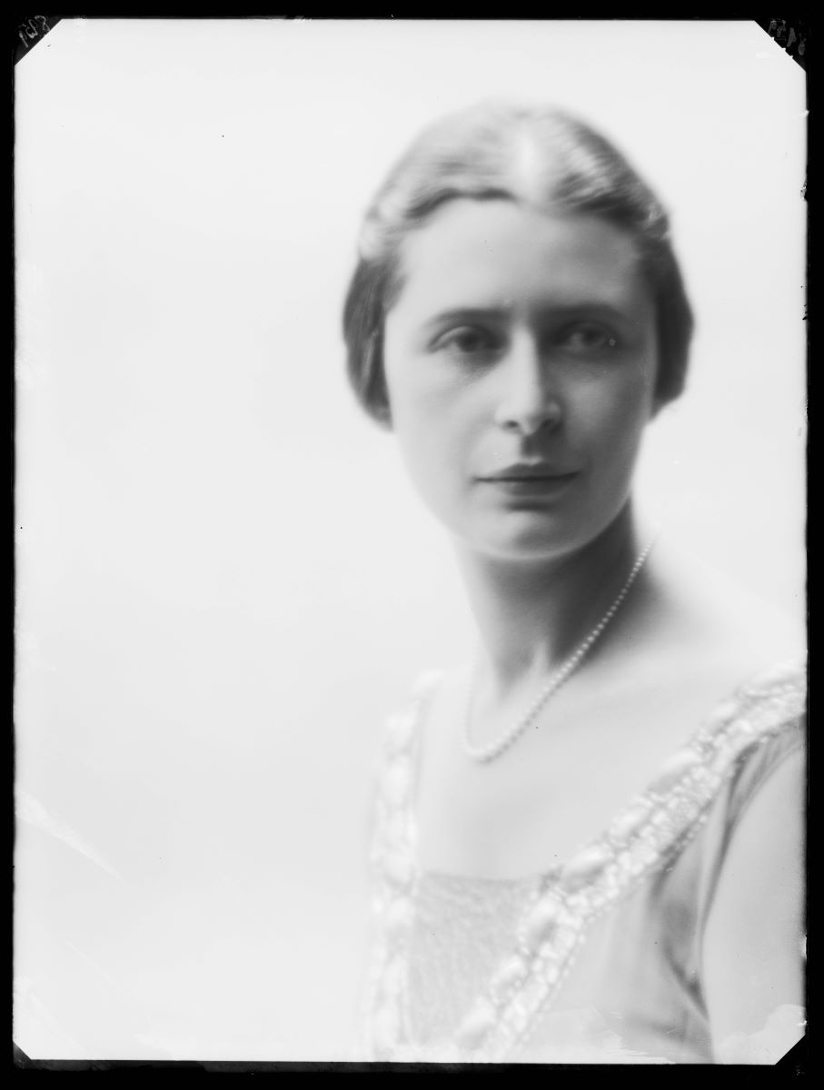 Jeune femme au collier de perles