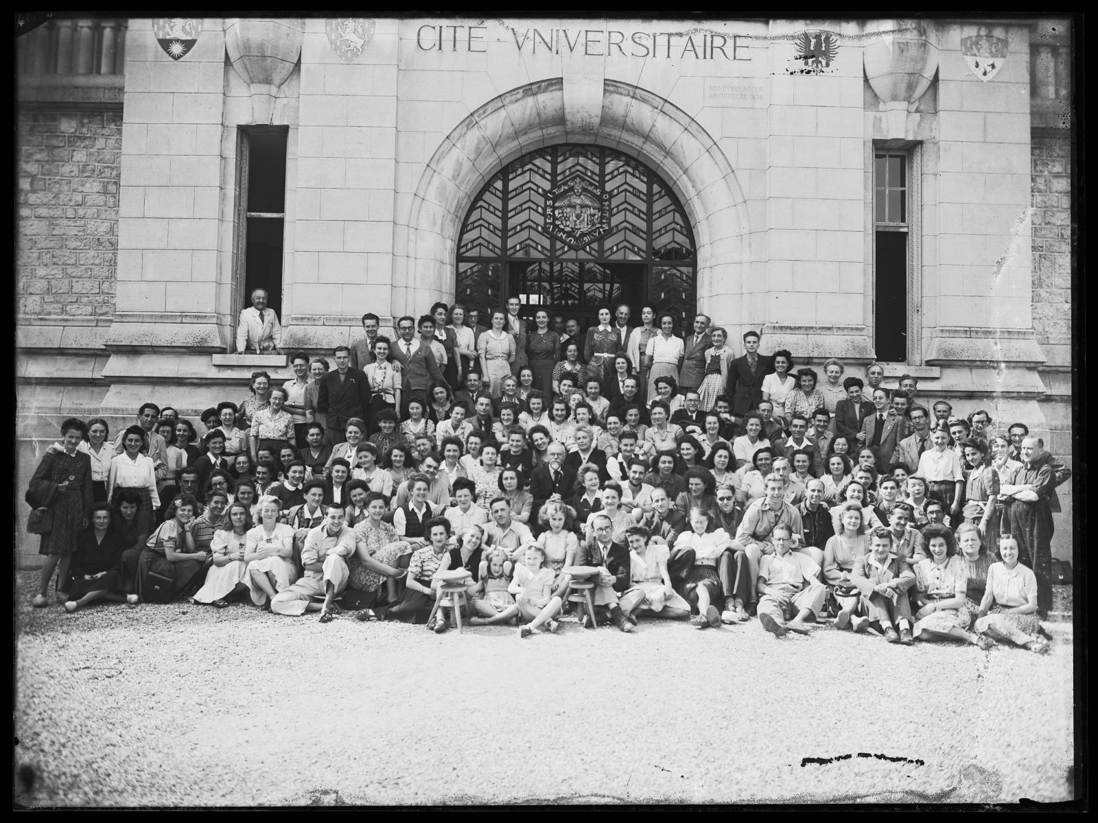 Photographie de groupe devant la Cité Universitaire de Besançon