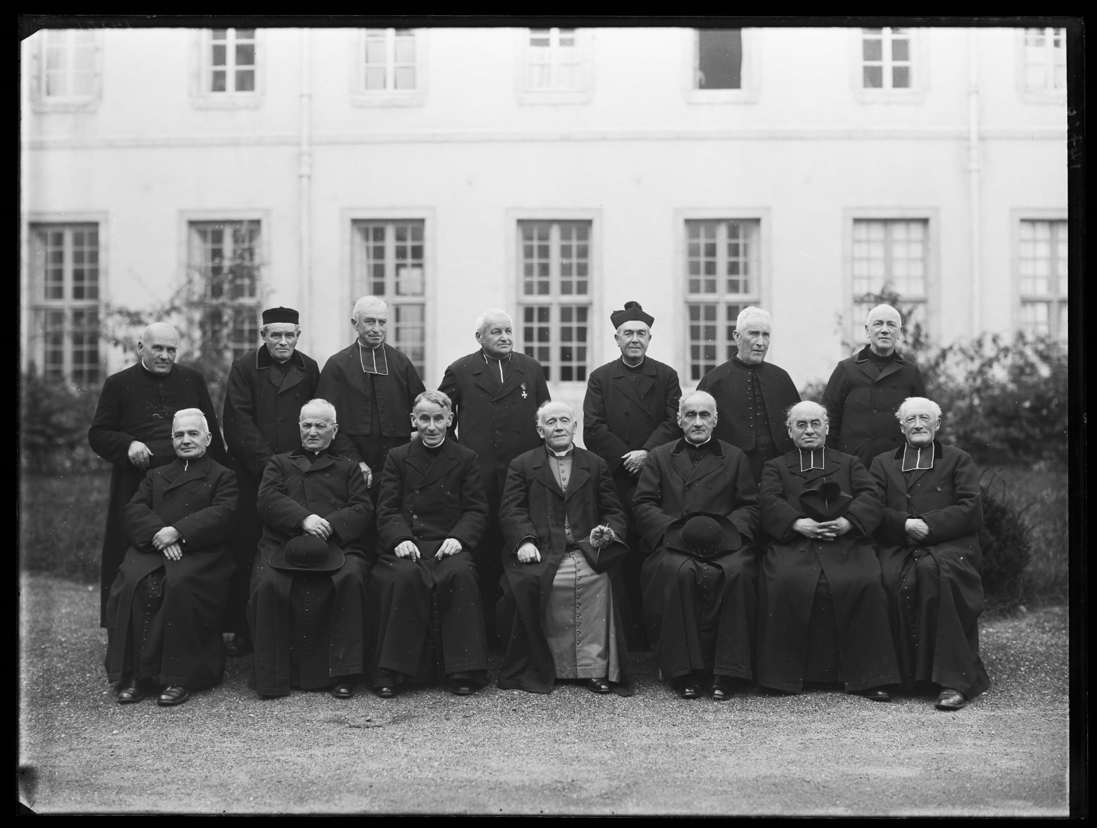 Prêtres dans la cour du Grand séminaire de Besançon