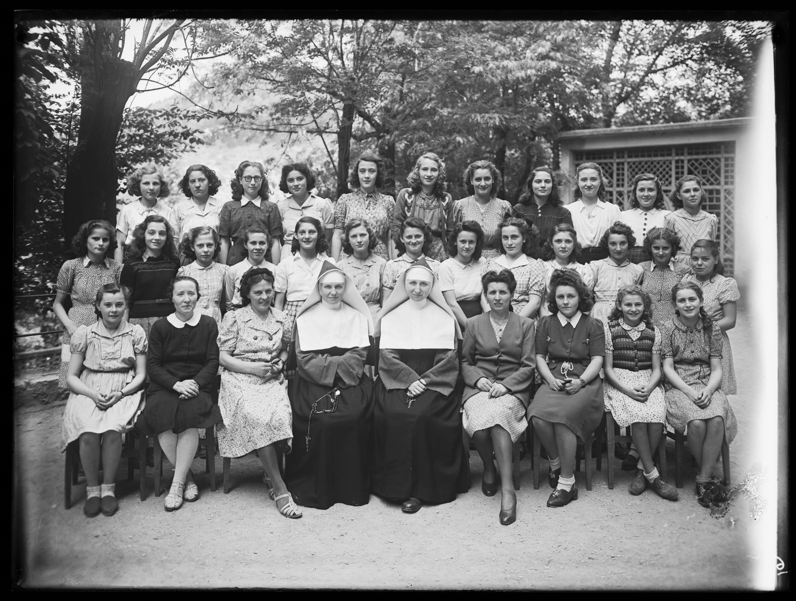 Classe de jeunes filles avec leurs enseignantes