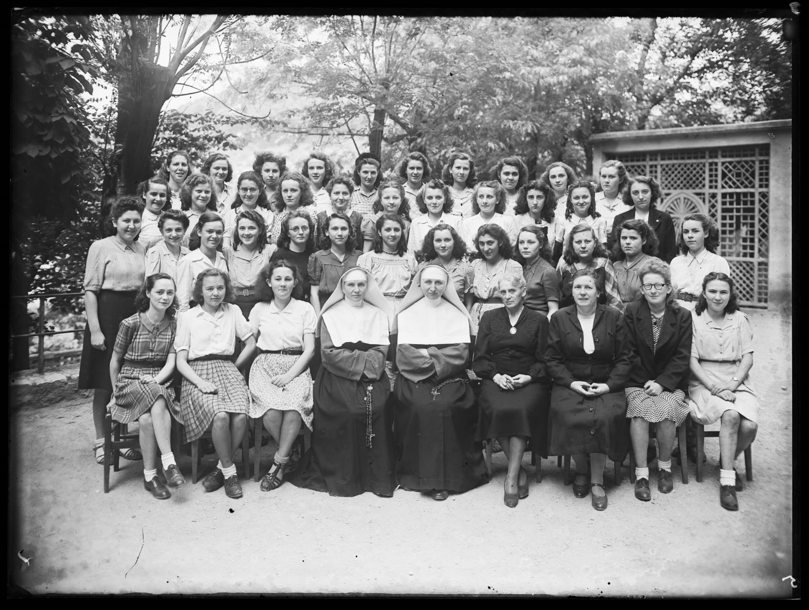 Classe de jeunes filles avec leurs enseignantes