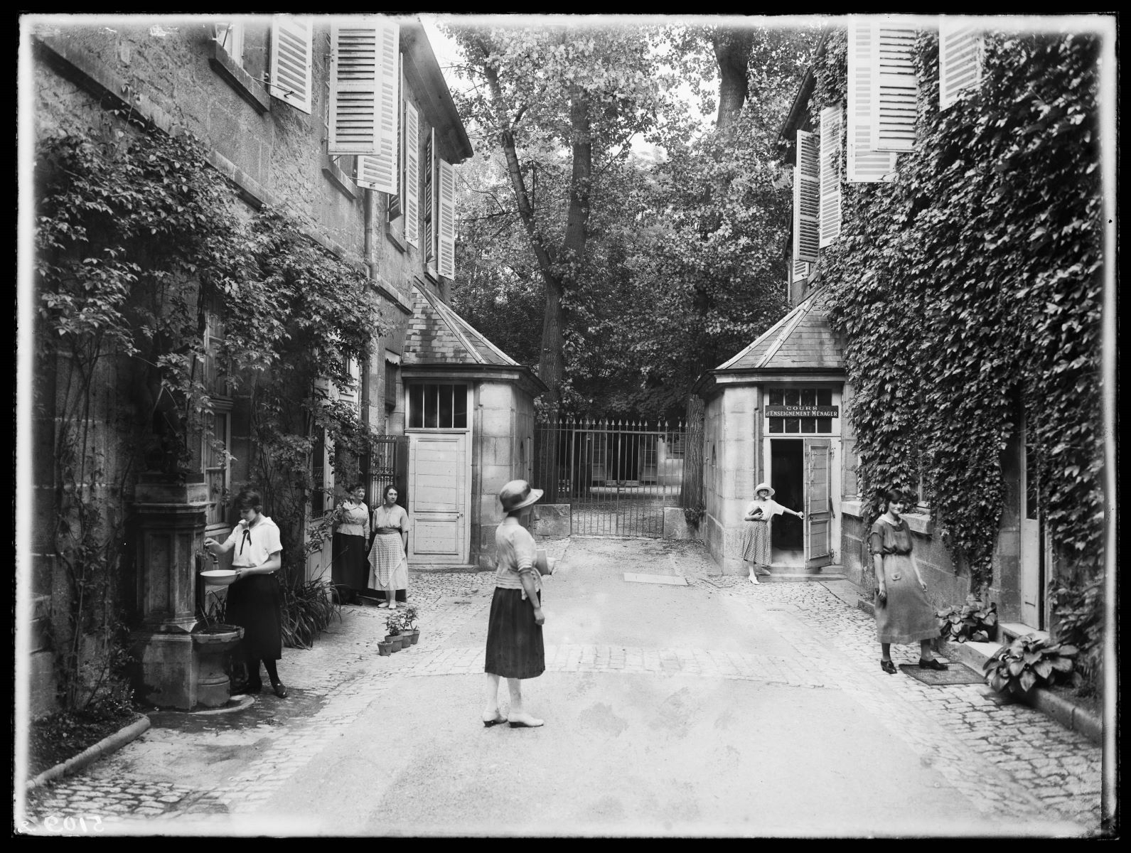 Cour intérieure de l'école ménagère Jeanne d'Arc