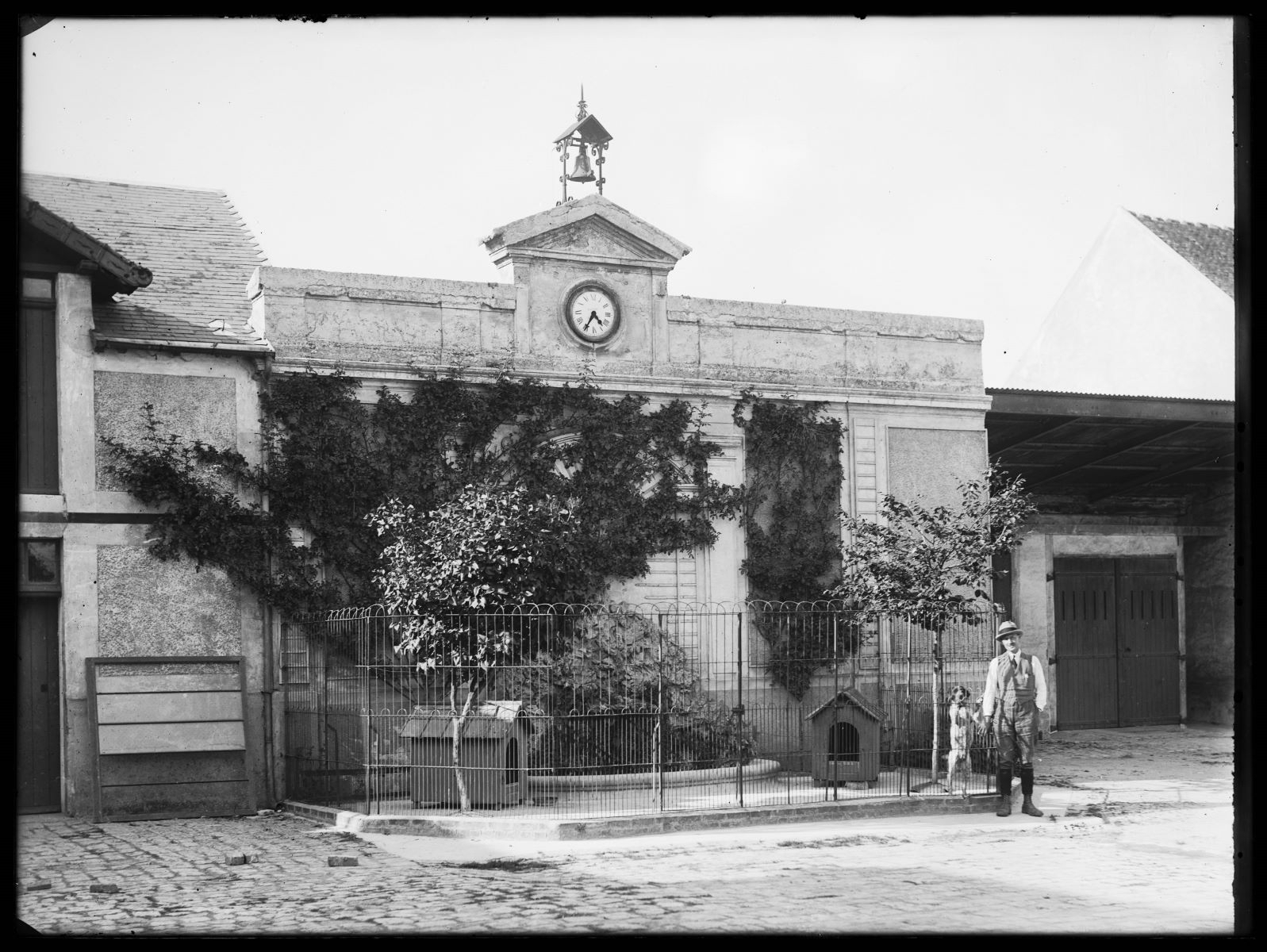 Bâtiment avec clocher et horloge