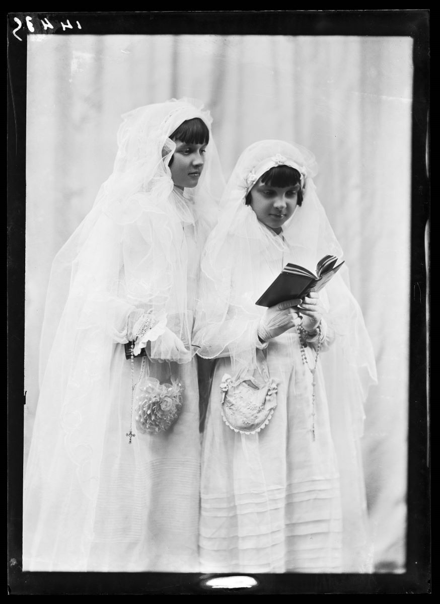 Deux jeunes filles en tenue de communiante