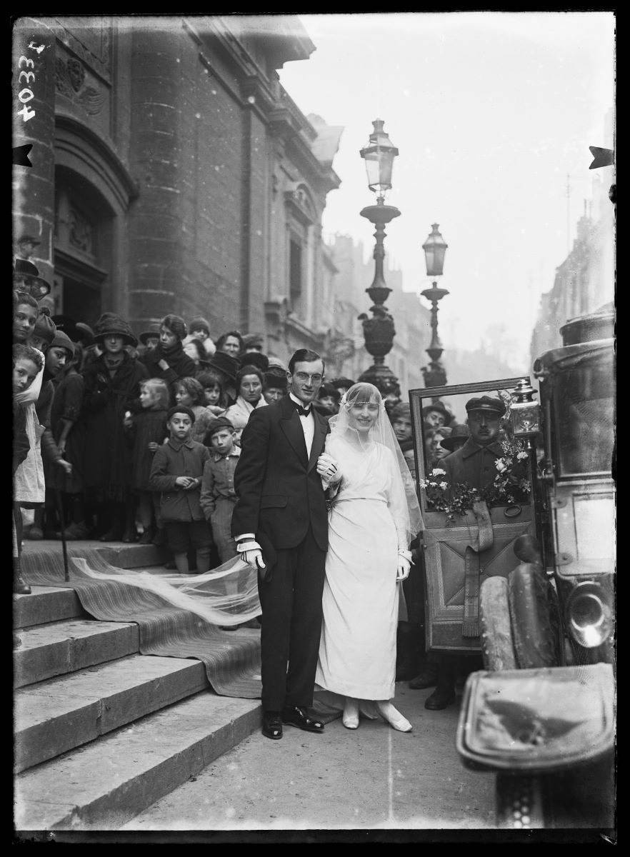 Portrait d'un couple de mariés devant les marches d'une église