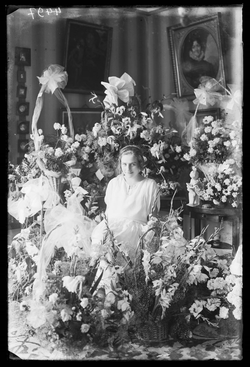 Portrait d'une jeune femme dans un intérieur décoré de fleurs
