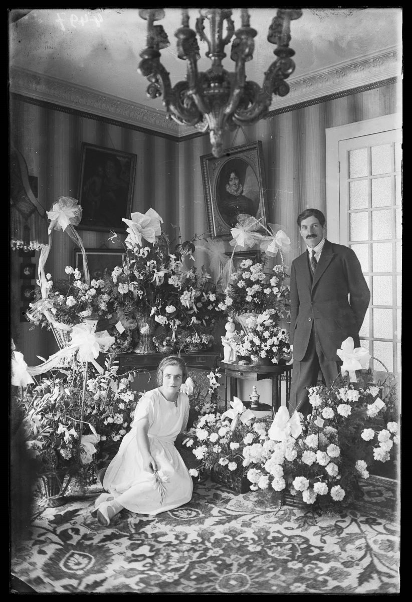 Portrait d'un couple dans un intérieur décoré de fleurs