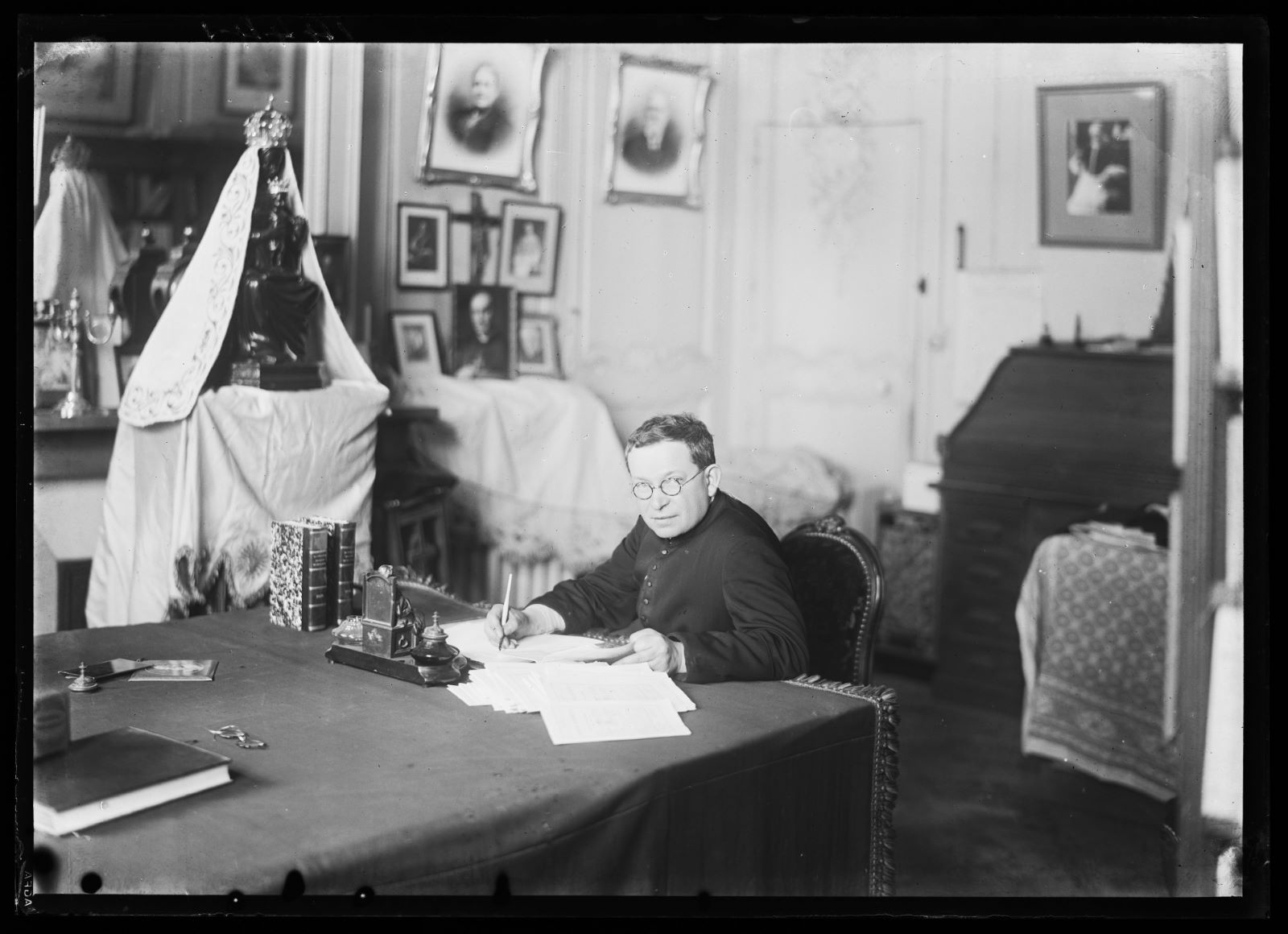 Portrait d'un ecclésiastique, assis à un bureau
