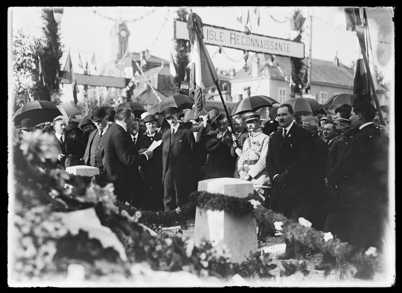 Inauguration du monument aux morts de l'Isle-sur-le-Doubs