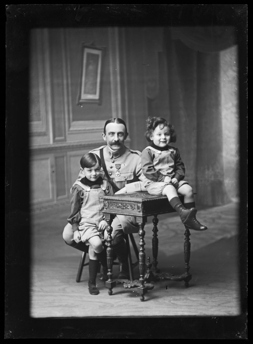 Portrait d'un militaire avec deux jeunes enfants