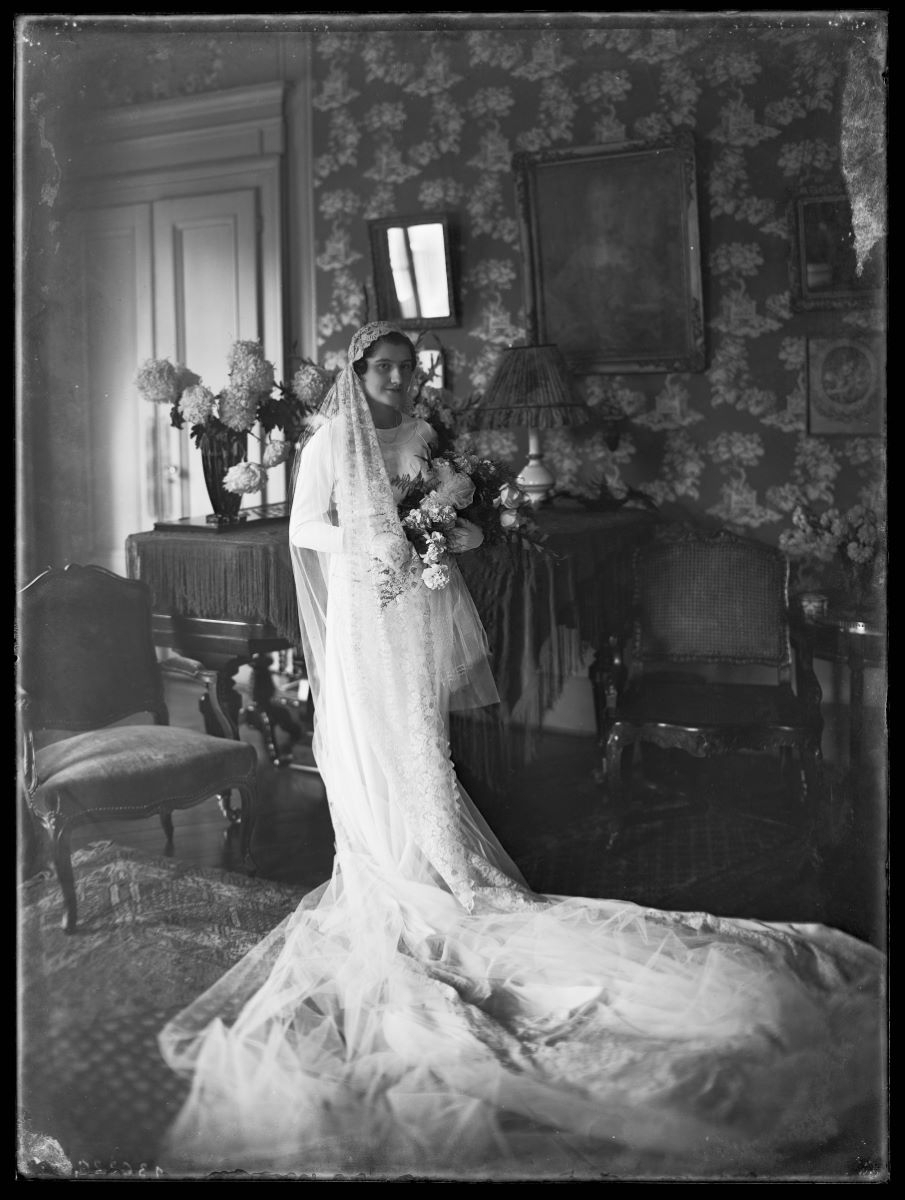 Portrait d'une jeune femme en tenue de mariée