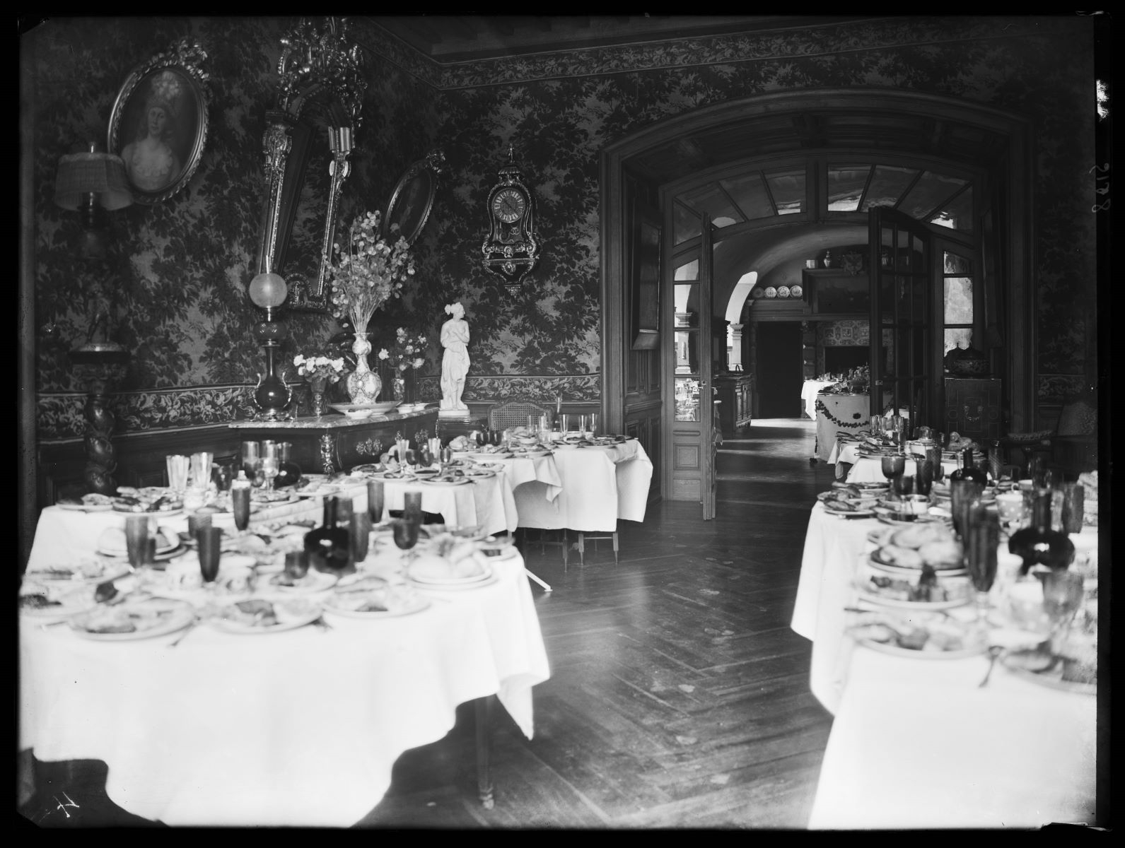 Intérieur d'un restaurant avec des tables dressées