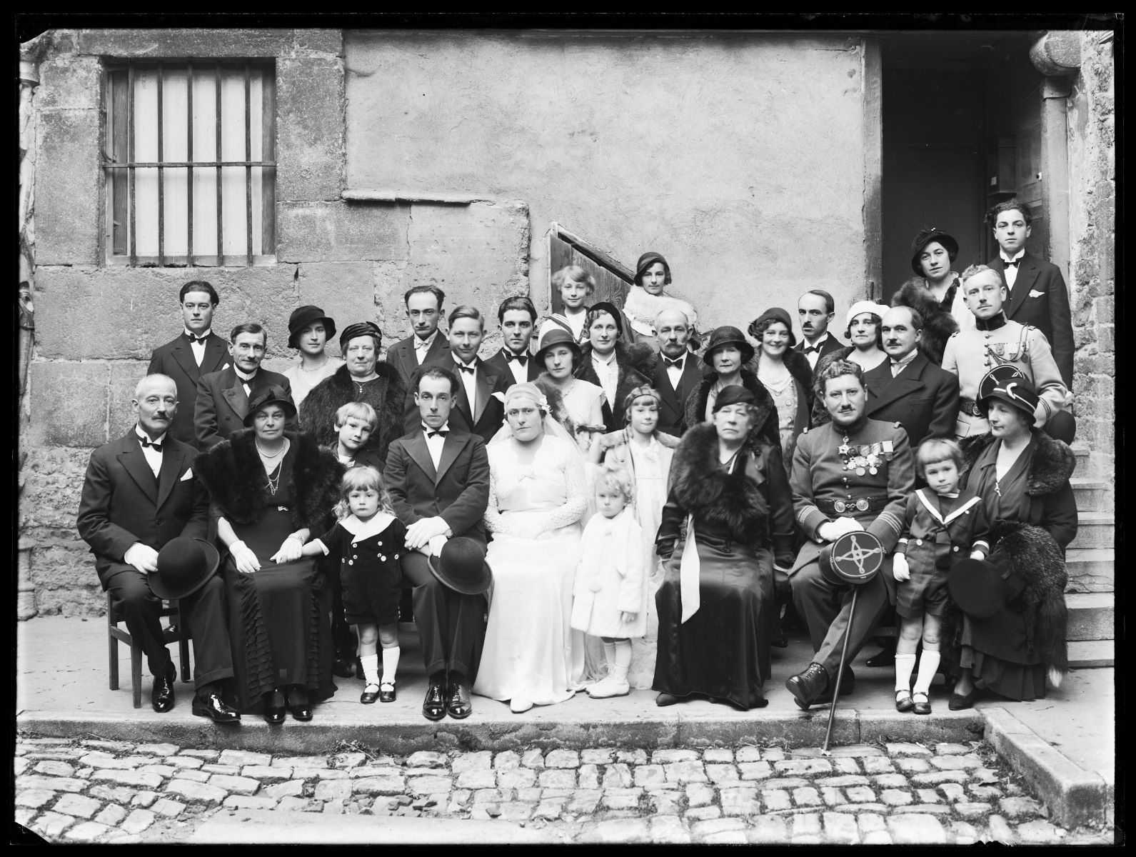 Portrait de famille pris à l'occasion d'un mariage