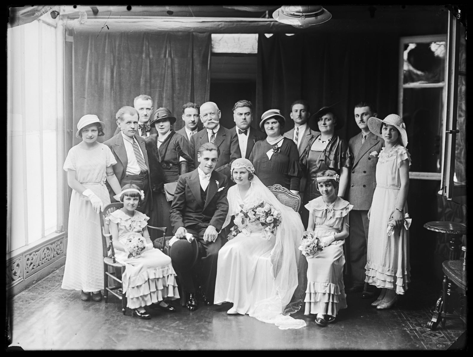 Portrait de famille pris à l'occasion d'un mariage
