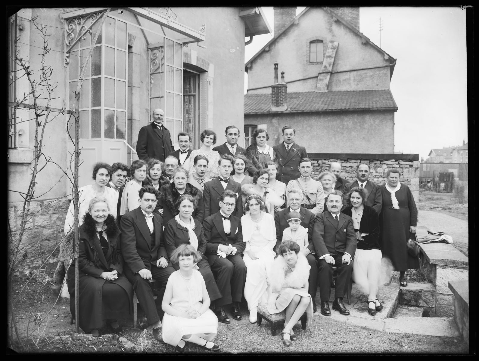 Portrait de famille pris à l'occasion d'un mariage