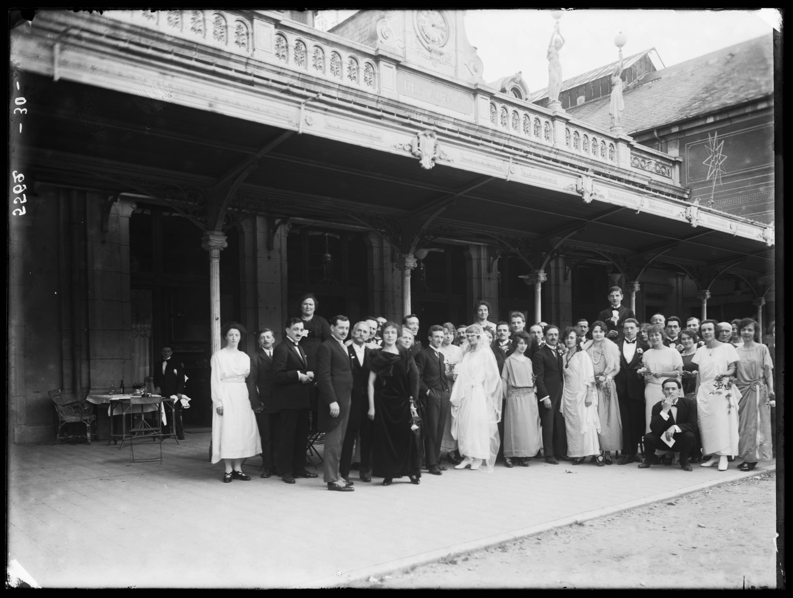 Portrait de groupe pris à l'occasion d'un mariage