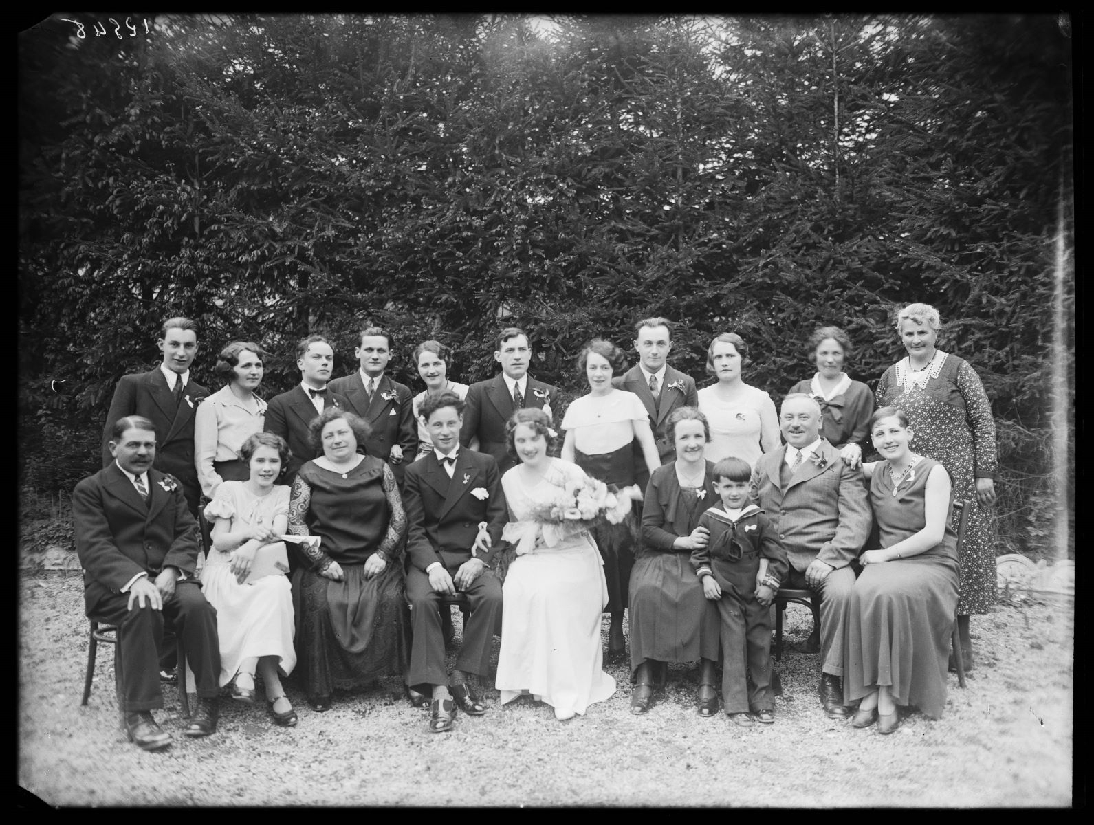 Portrait de famille pris à l'occasion d'un mariage