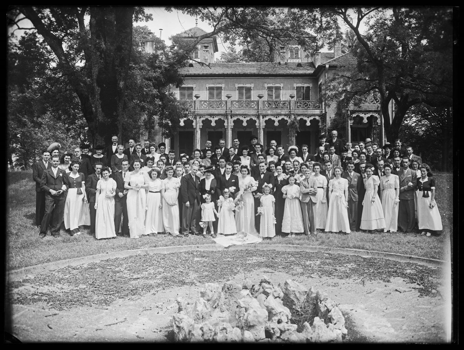 Photographie de groupe prise à l'occasion d'un mariage