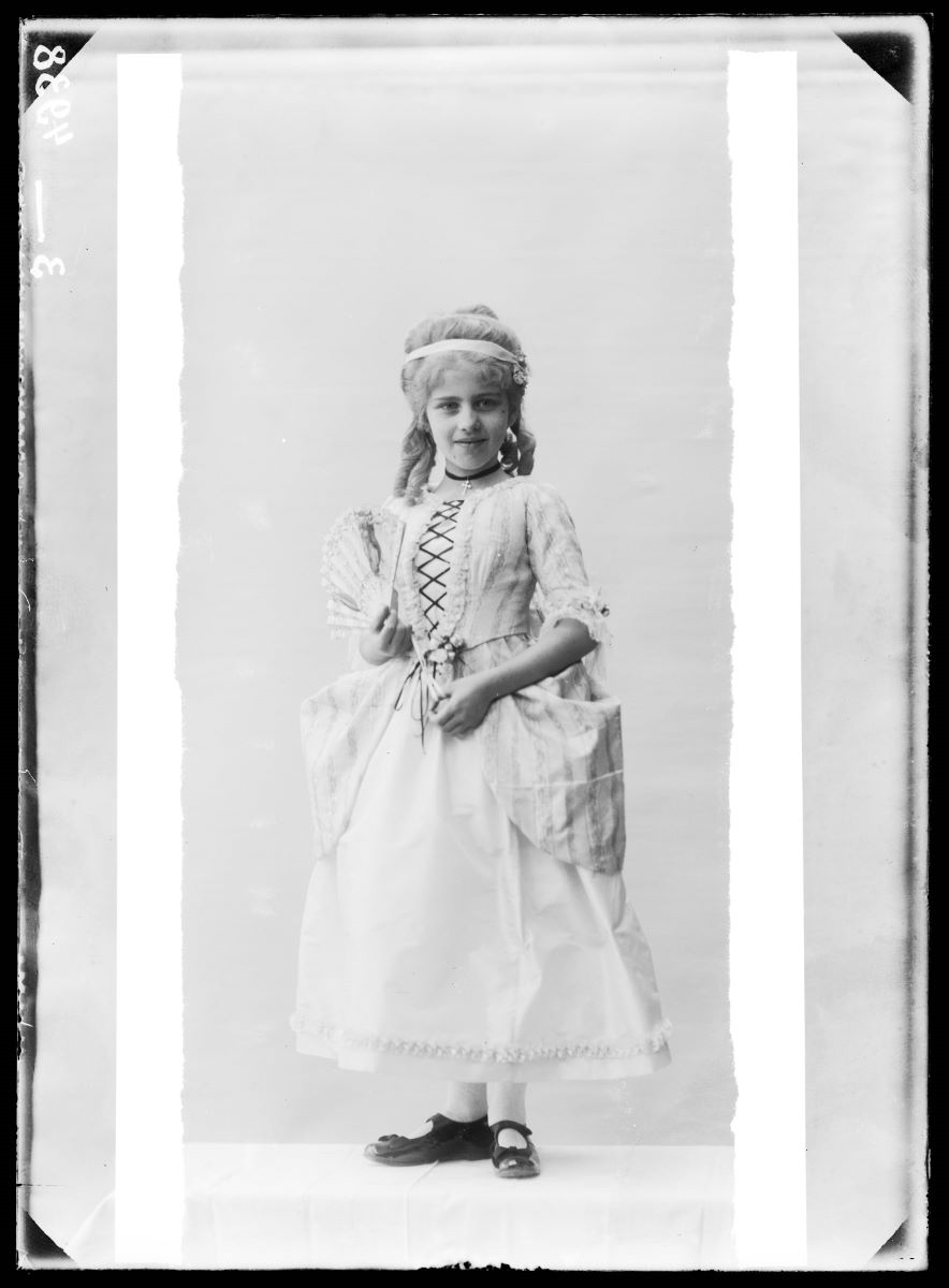 Portrait d'une enfant déguisée en marquise