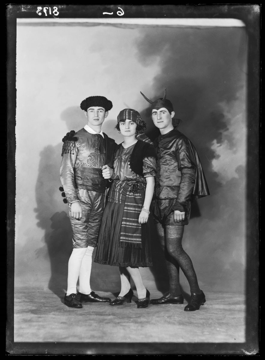 Portrait de trois jeunes gens déguisés