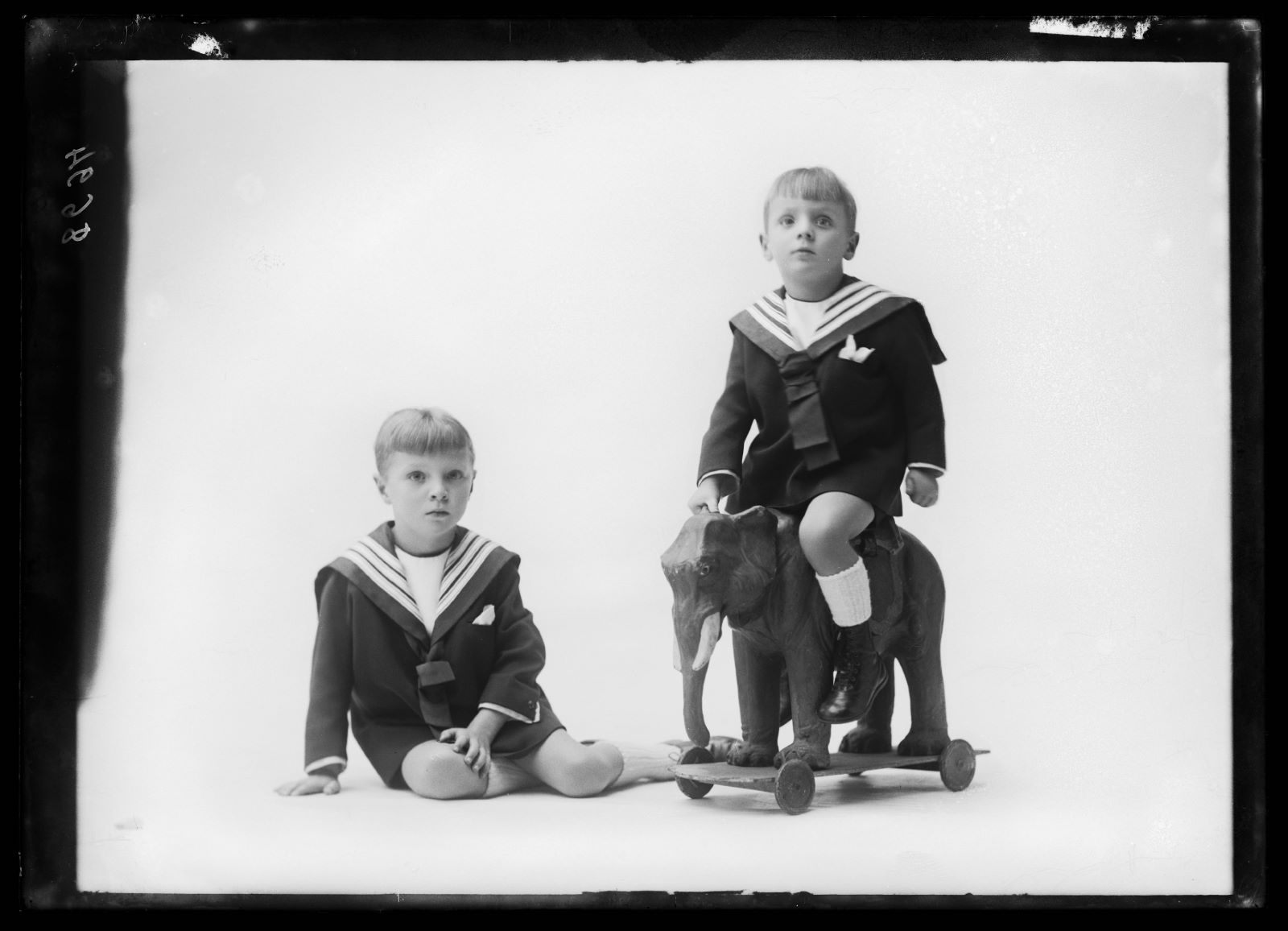 Portrait de deux jeunes garçons en tenue de marin