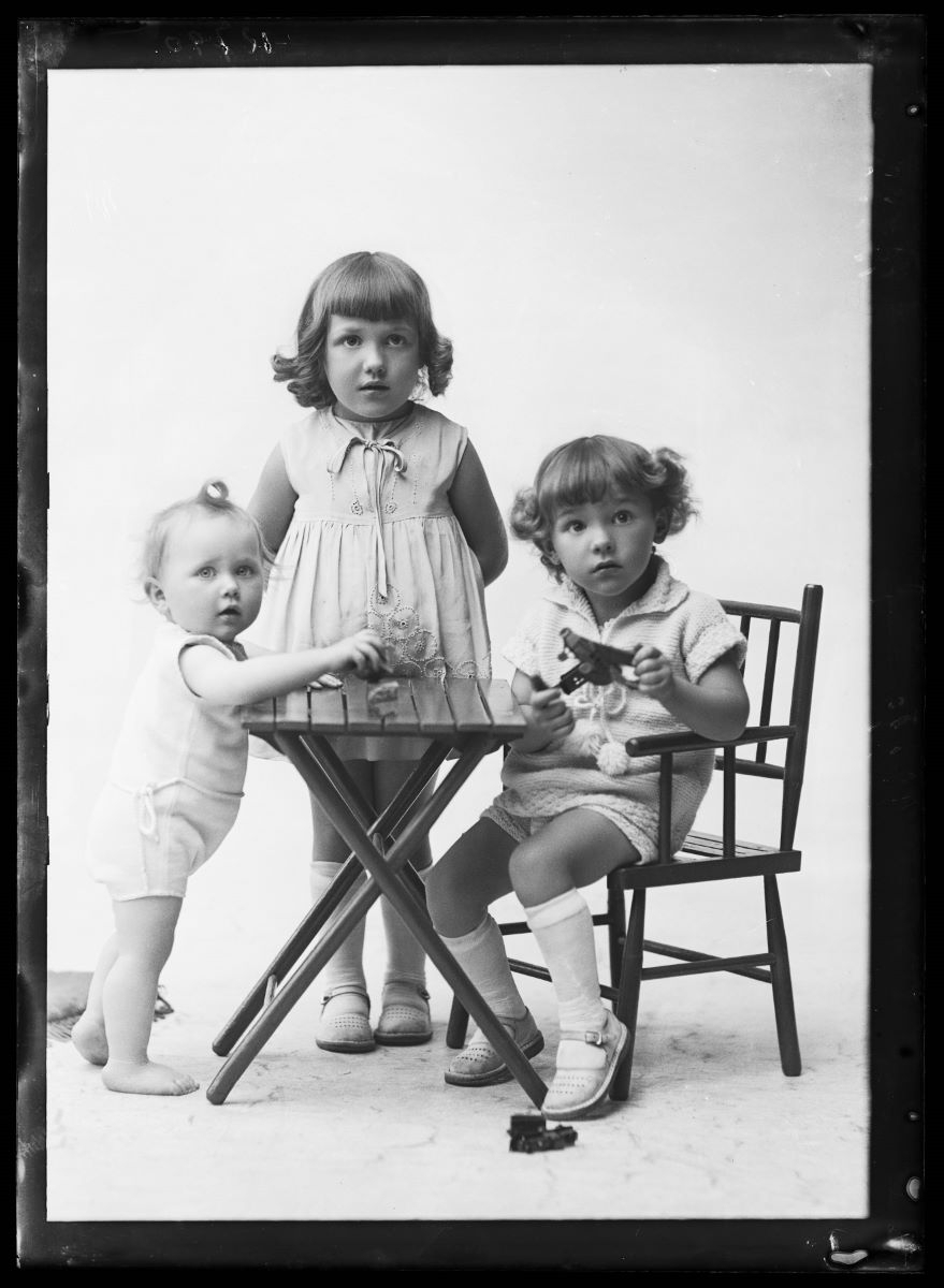 Portrait de trois jeunes enfants