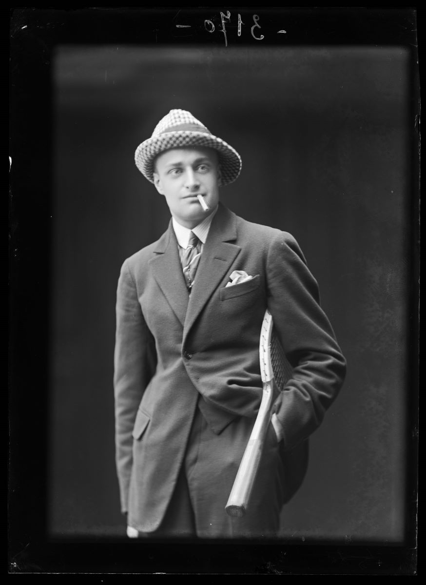 Portrait d'un jeune homme avec sa raquette de tennis