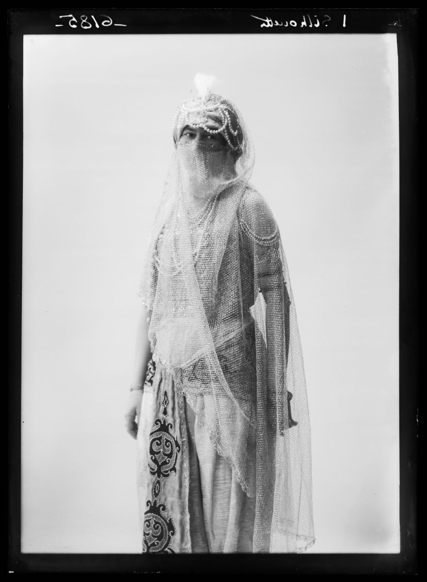 Portrait d'une femme avec un déguisement oriental