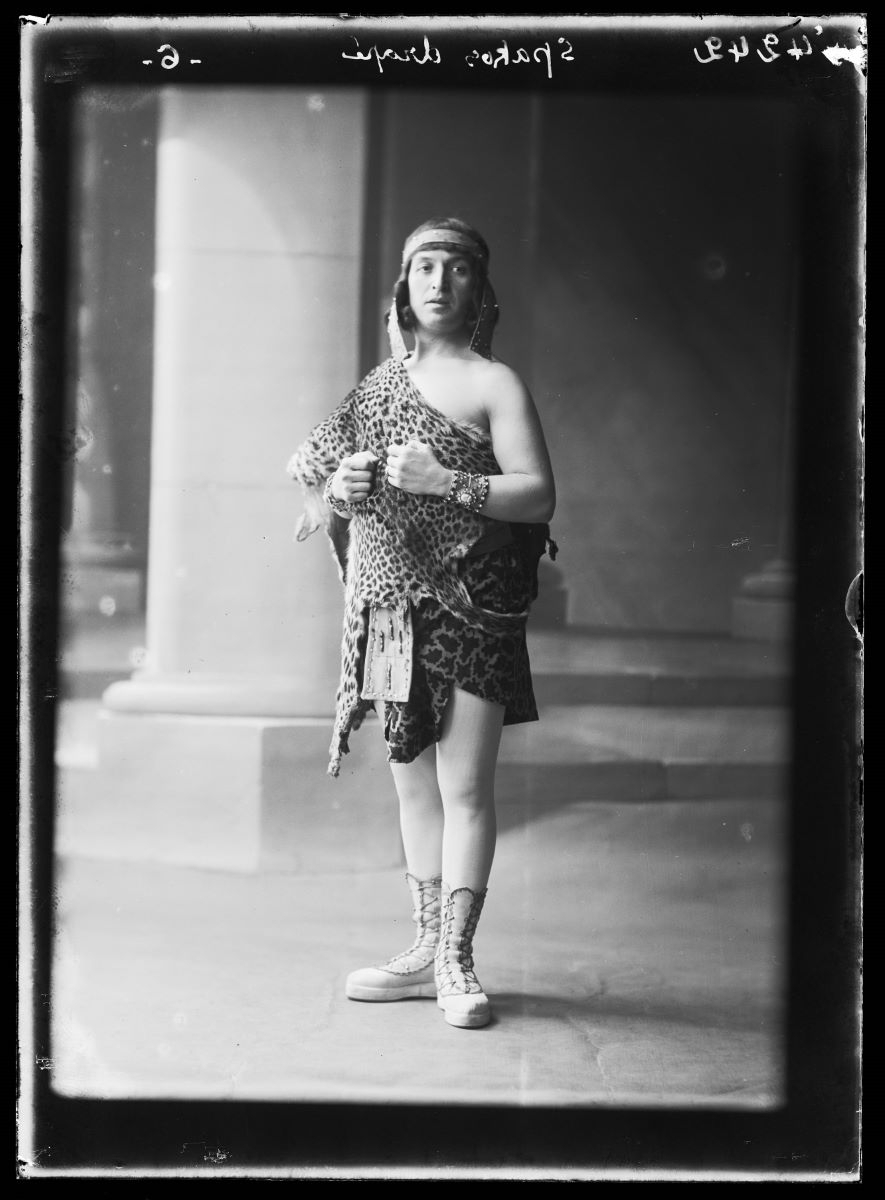 Acteur en costume de Spakos