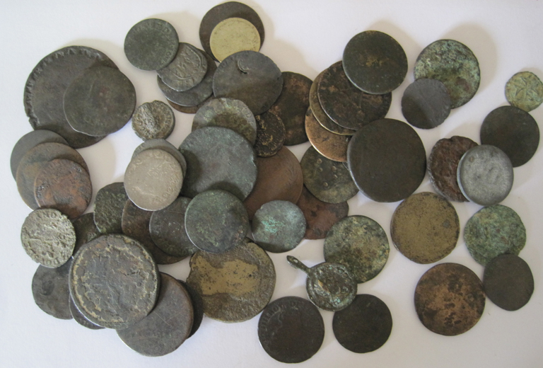 33 monnaies (illisibles)