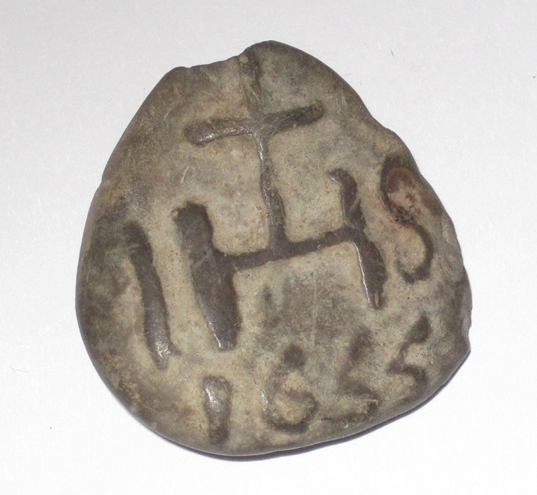 pierre triangulaire avec le monogramme du Christ gravé